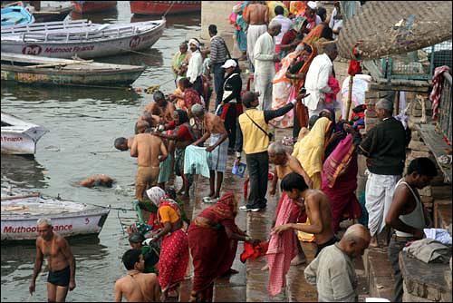 성스런 갠지스 강에서 목욕하는 인도인 순례자들