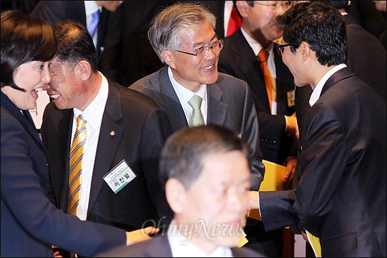 민주통합당 문재인 국회의원 당선자가 19일 오후 서울 여의도 국회에서 열린 '제19대 국회의원 당선자대회'에 참석해 축하인사를 받고 있다.