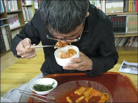 떡볶이와 함께 밥을 먹습니다. 원래 떡볶이는 김밥과 먹어야 하지만 밥으로 대신했습니다.