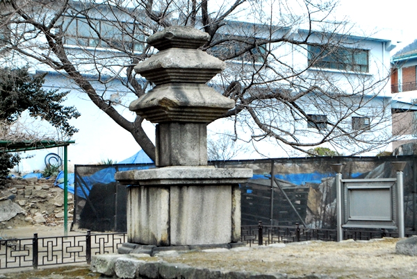 안양시 석수동 중초사지에 남아있는 경기도 유형문화재 제164호 중초사지 삼층석탑
