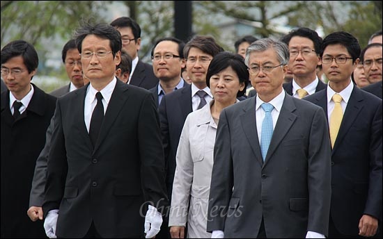 문성근 민주통합당 대표권한대행은 20일 오후 제19대 국회의원 총선거 당선자 30여명과 함께 경남 김해 봉하마을을 찾아 고 노무현 전 대통령 묘역을 참배했다.
