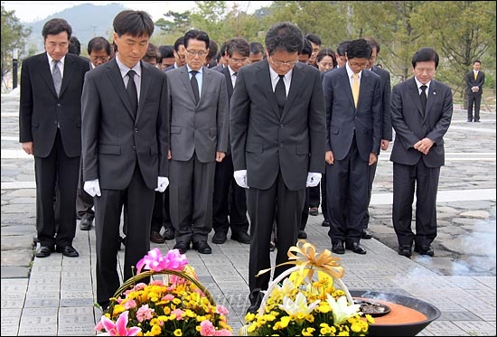 문성근 민주통합당 대표권한대행은 20일 오후 제19대 국회의원 총선거 당선자 30여명과 함께 경남 김해 봉하마을을 찾아 고 노무현 전 대통령 묘역을 참배했다.