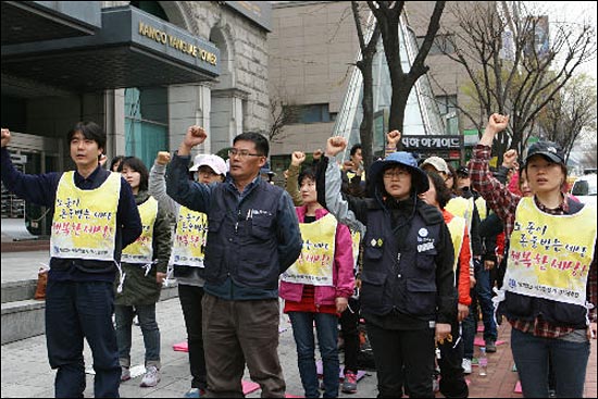 '해고없는 세상만들기 경기공투단' 해고자들이 노동자들을 정리해고한 파카한일유압 규탄 결의대회를 하고 있다.