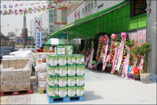 대기업 대상의 식자재도소매업 진출 의혹을 낳고 있는 인천 삼산동의 달인식자재마트