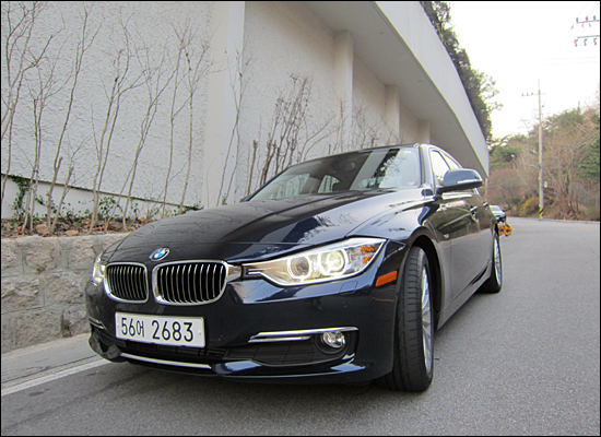 올해 국내에 들여온 BMW 뉴3시리즈는 디젤 모델이다. BMW 특유의 터보디젤엔진은 강력한 힘을 내면서도, 연료효율 역시 높다. 정부 공인연비로 1리터당 무려 22.1킬로미터다. 웬만한 하이브리드 자동차 연비보다 더 좋다.