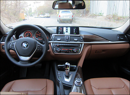 BMW뉴3시리즈의 경우 3가지 종류가 들여왔다. 모던, 스포츠, 럭셔리 에디션이다. 사진은 럭셔리에디션의 내부로, 가죽시트 등 마감재가 훨씬 고급스럽다. 그리고 운전석쪽으로 중앙계기판 등이 7도 기울어져 있고, 각종 계기판이나 버튼 등이 운전하기 편하게 돼 있다. 