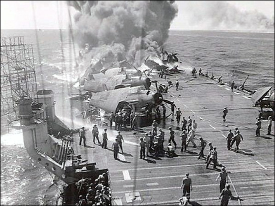 가미카제 특공대의 공격을 받아 불타고 있는 미군 항공모함