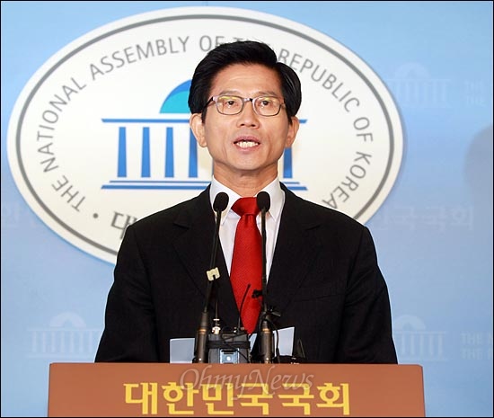 김문수 경기도지사가 22일 오전 국회 정론관에서 기자회견을 열어 대선 출마를 선언하고 있다.