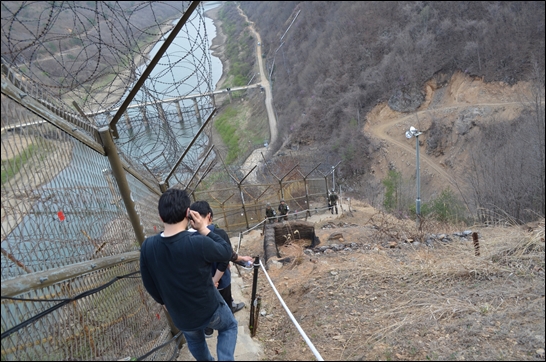  긴장감이 흐르는 험난한 동부전선에도 봄이 왔습니다.