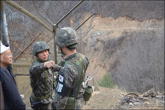  이승준 대대장, 철책을 따라 걷던 중 만난 병사에게 이것저것 안부도 묻습니다.