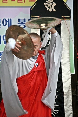 인천 서구 구룡사 주지인 검봉 스님의 바라 춤 의식