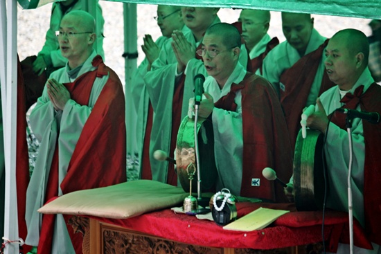 인천불교총연합회 일초(가운데) 회장 스님과 집행부 스님들의 수륙재 법문 연경 모습