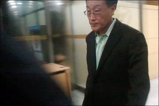 김재철 MBC사장이 지난 4월 21일 오후 서울 영등포경찰서에 출두해 법인카드 부정사용 혐의에 대해 조사를 받은 뒤 귀가하고 있다. MBC노조는 김재철 사장이 조사과정에서 "공적인 용도외에 법인카드를 쓴 적이 없다"고 진술한 것으로 전했다.