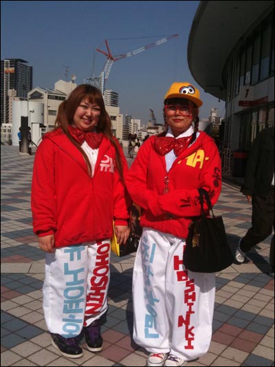  일본 오사카 교세라돔에서 21일~23일 열린 콘서트 '동방신기 LIVE TOUR 2012～TONE～'을 찾은 일본 팬들이 동방신기 멤버들의 이름이 쓰인 옷을 입고 있다. 