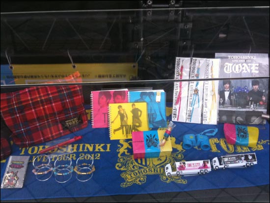  일본 오사카 교세라돔에서 21일~23일 열린 콘서트 '동방신기 LIVE TOUR 2012～TONE～' 공연장에서 살 수 있는 동방신기 관련 물품들