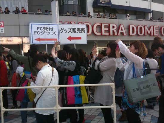  일본 오사카 교세라돔에서 21일~23일 열린 콘서트 '동방신기 LIVE TOUR 2012～TONE～'을 찾은 팬들이 오후 6시부터 시작될 공연을 줄을 서서 기다리고 있다. 