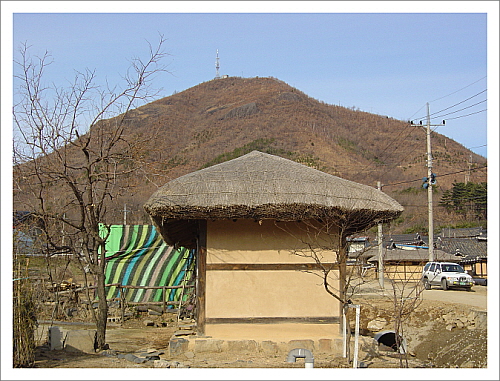 왕곡마을 초가  산봉우리와 초가지붕은 많이 닮아 있다
