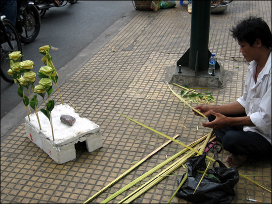 장미에 앉은 메뚜기를 길거리에서 만들어 팔고 있다.