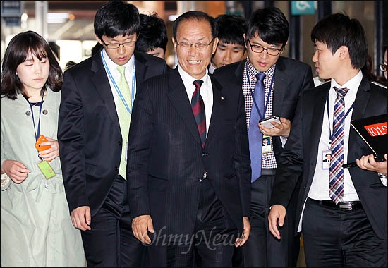 국회선진화 법안 등을 놓고 여야가 이견을 보이고 있는 가운데 24일 새누리당 황우여 원내대표는 기자들과 만나 "최소한 '폭력 국회'를 막아보자는 것이 당초 원안이지만, '식물 국회' 우려가 불거진 만큼 여야가 수정안을 마련해 절충에 나서야 한다"는 입장을 밝히고 있다.