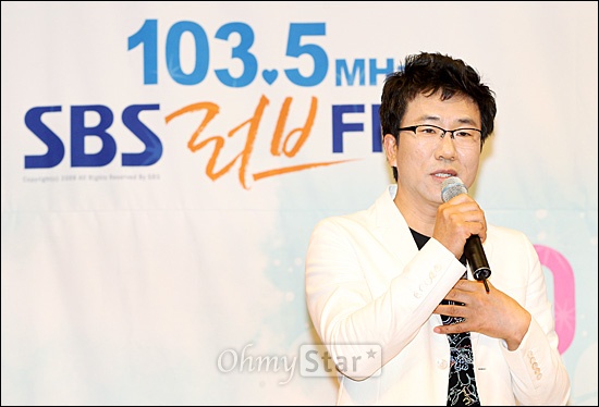  24일 오후 서울 목동 SBS사옥에서 열린 <2012 SBS라디오 봄개편> 발표회에서 '유영재의 가요쇼'의 유영재가 프로그램에 대해 소개하고 있다.