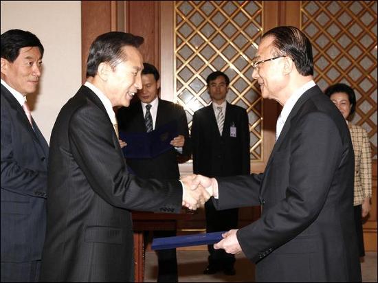 지난 2008년 3월 이명박 대통령이 최시중 위원장에게 임명장을 수여하고 있다. 