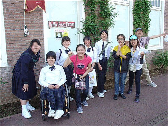 '사랑맨' 미션 중 하나인 일본인 학생들과 사진을 찍고 있는 1조의 모습.
