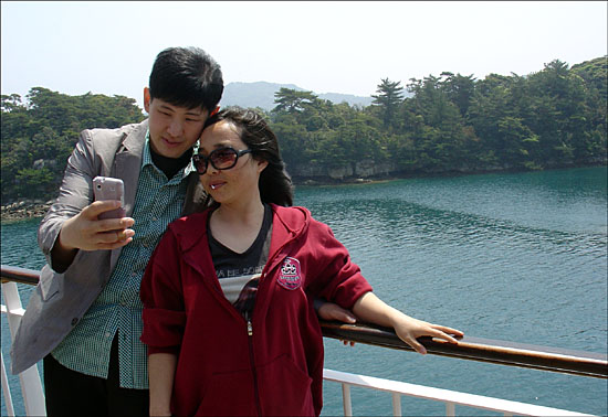 구주쿠시마 국립공원 유람선 위에서 사진을 찍고 있는 김민석(34, 왼쪽)씨와 최은혜(30, 오른쪽)씨.