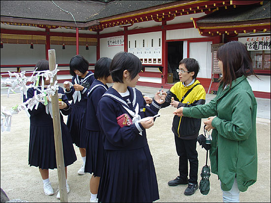 일본 학생들에게 사탕을 나눠주는 왕지웅(22, 왼쪽)씨와 황예빈(34, 오른쪽)씨.