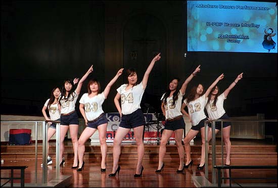 전원 1학년 여학생으로 구성된 여성 댄스그룹 '써니'.