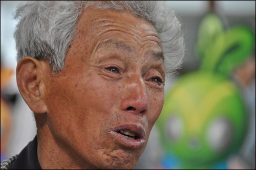 삼성 온양사업장에서 6년2개월 근무하다 난소암에 걸려 사망한 고 이은주씨의 부친 이해철(76)씨가 4월26일 근로복지공단 천안지사 앞에서 오열하고 있다. 