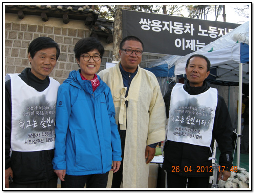 . 부산의 김진숙 지도위원이 분향소를 방문해 시민으로 매일 분향소를 지키는 신영철님과 전태삼님, 고동민님과 인증 샷을 찍었다.