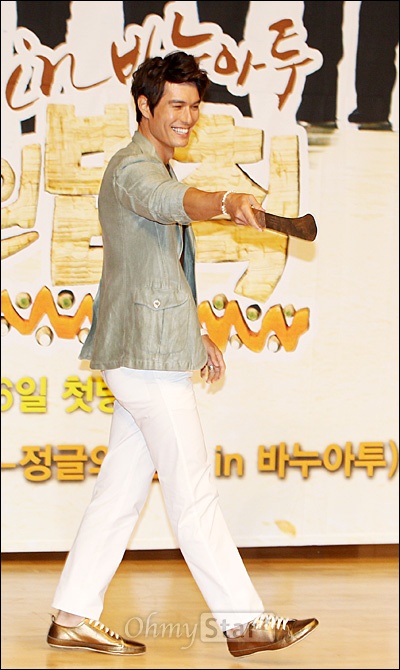  27일 오후 서울 목동 SBS사옥에서 열린 <정글의법칙 in 바누아투> 제작발표회에서 리키김이 무인도에서 사용하는 칼을 들고 무대 중앙으로 걸어나오고 있다.