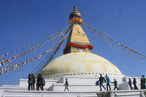 보다나트 사원. 중앙 돔위에 부처의 눈이 보인다. 티베트 불교 양식 사원이다