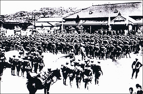 1934년 10월 군산역에 도착한 일본군 부대. 사진설명에는 한자로 ‘군산 숙영부대 군산역 도착’이라 적혀있다.
