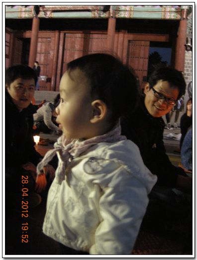 아기와 함께 촛물문화제에 참석한 가족.