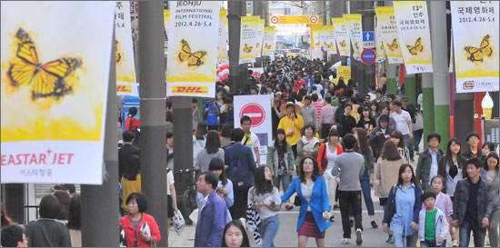 제13회 전주국제영화제가 열리는 전북 전주시 고사동 영화의 거리 일대가 영화 마니아와 시민들고 붐비고 있다.