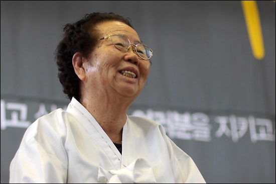 2010년 MBC 노조 파업 당시, 현장을 찾아 연대사를 하다가 소녀처럼 웃고 있는 이소선 어머니