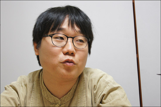 대학 거부 운동을 벌여왔던 유윤종(25)씨는 이번에 양심적 병역거부를 택했다. 교도소 입감 전 마지막 인터뷰에서 그는 그동안하고 싶었던 말을 쏟아냈다.