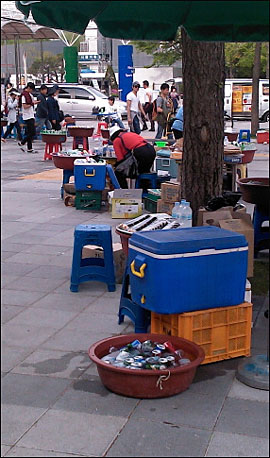  잠실야구장에서 흔히 볼 수 있는 김밥과 얼음물 판매점. 