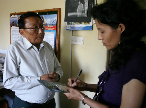 네팔의 한 텔레비전 방송국 기자인 아내가 기자의 습관이 발동한 것인지 신혼여행이라는 것을 잊고 취재에 열중하고 있다. 산악박물관 관계자와 먼주 구릉