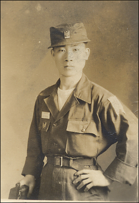 군 복무 당시 고 김정근씨의 모습, 그는 6사단 19연대 소속 위생병으로 한국전에 참전했다.