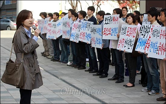 MBC 사측이 노조의 파업에 맞서 '임시직 기자' 20명 채용을 강행하는 가운데 30일 오전 서울 중구 수하동 센터원빌딩 16층 MBC 소유의 사무실에서 지원자 30여명에 대한 면접을 규탄하며 MBC기자들이 시위를 벌이고 있다.