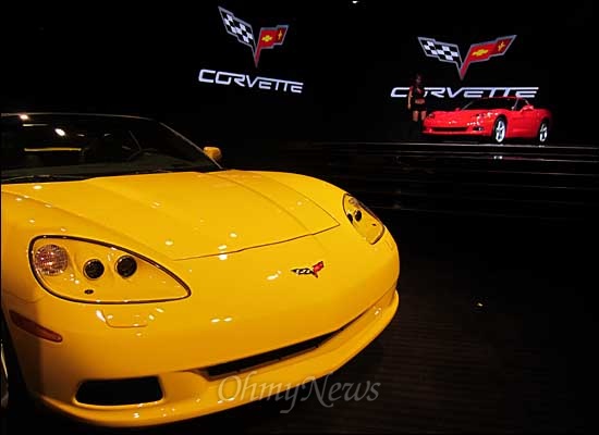  한국지엠은 30일 서울 장충동 신라호텔에서 '쉐보레 콜벳(Corvette)' 신차발표회를 가졌다. 프리미엄 스포츠 자동차인 콜벳은 8기통 6.2리터 엔진을 가졌으며, 최대 430마력의 힘을 보인다. 정지상태에서 시속100킬로미터까지 이르는데 4.3초 밖에 걸리지 않는다. 