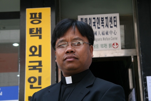 세바스찬 신부는 로마교황청 소속의 오블레이츠 수도회 소속으로 한국에 파송받은 가톨릭 선교사다. 현재 평택에서 외국인복지센터의 소장으로 활동한다. 