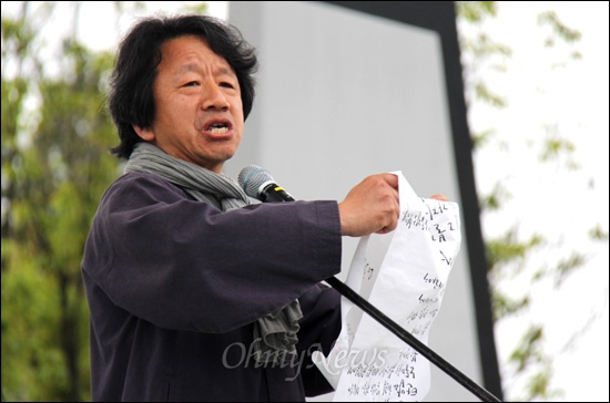  민주노총 경남본부가 1일 오후 창원 용지공원에서 제122주년 세계노동절 기념행사를 열었다. 사진은 김유철 시인이 자작시 "노동, 그 불같은 말"을 낭송하는 모습.
