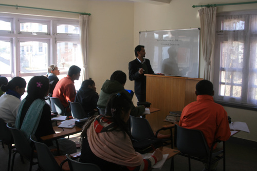 조중현 목사가 카트만두에 세운 신학교에서 학생들이 강의를 듣고 있다 