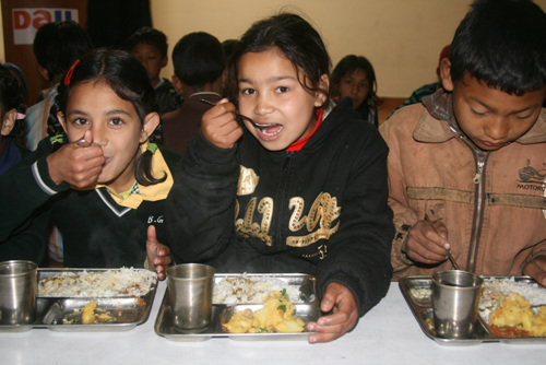식사하는 아이들. 하루 십만원이면 300명의 네팔 어린이들이 아침 한끼를 때울 수 있다 