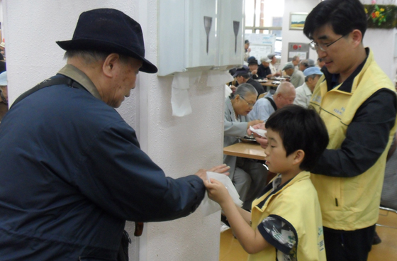 이승만(SH공사 근무)씨와 아들 이지훈(초 4년) 학생이 함께 노인들에게 냅킨과 음료수를 나눠주는 봉사활동을 해 눈길을 끌었다.
