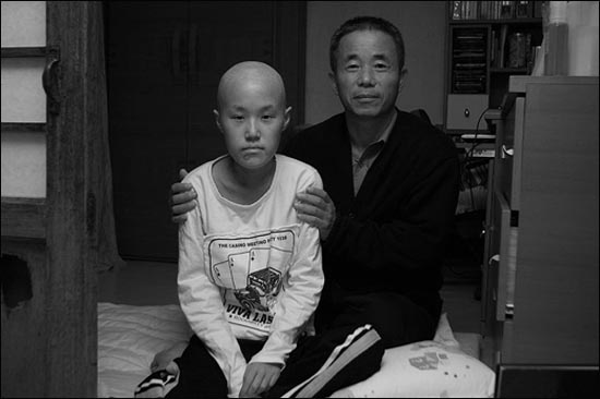 삼성반도체 공장에서 근무하다 2007년 급성 백혈병으로 사망한 황유미씨(왼쪽)와, 그의 아버지 황상기씨(오른쪽).  