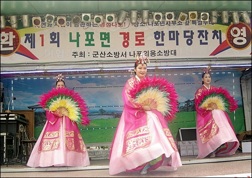 안선희 무용단이 화려한 부채춤을 선보이고 있다.
